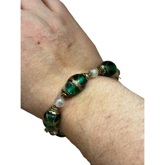 Vintage Green and Gold Glass Beaded Bracelet - Picture 5 of 7
